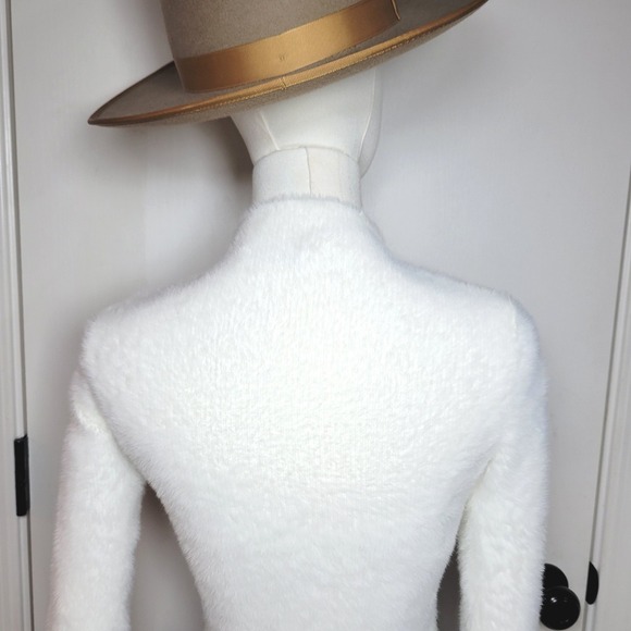 Aritzia Babaton Kuma White Fluffy Sweater Size XS Minimalist Luxe Preppy Chic - Picture 6 of 9